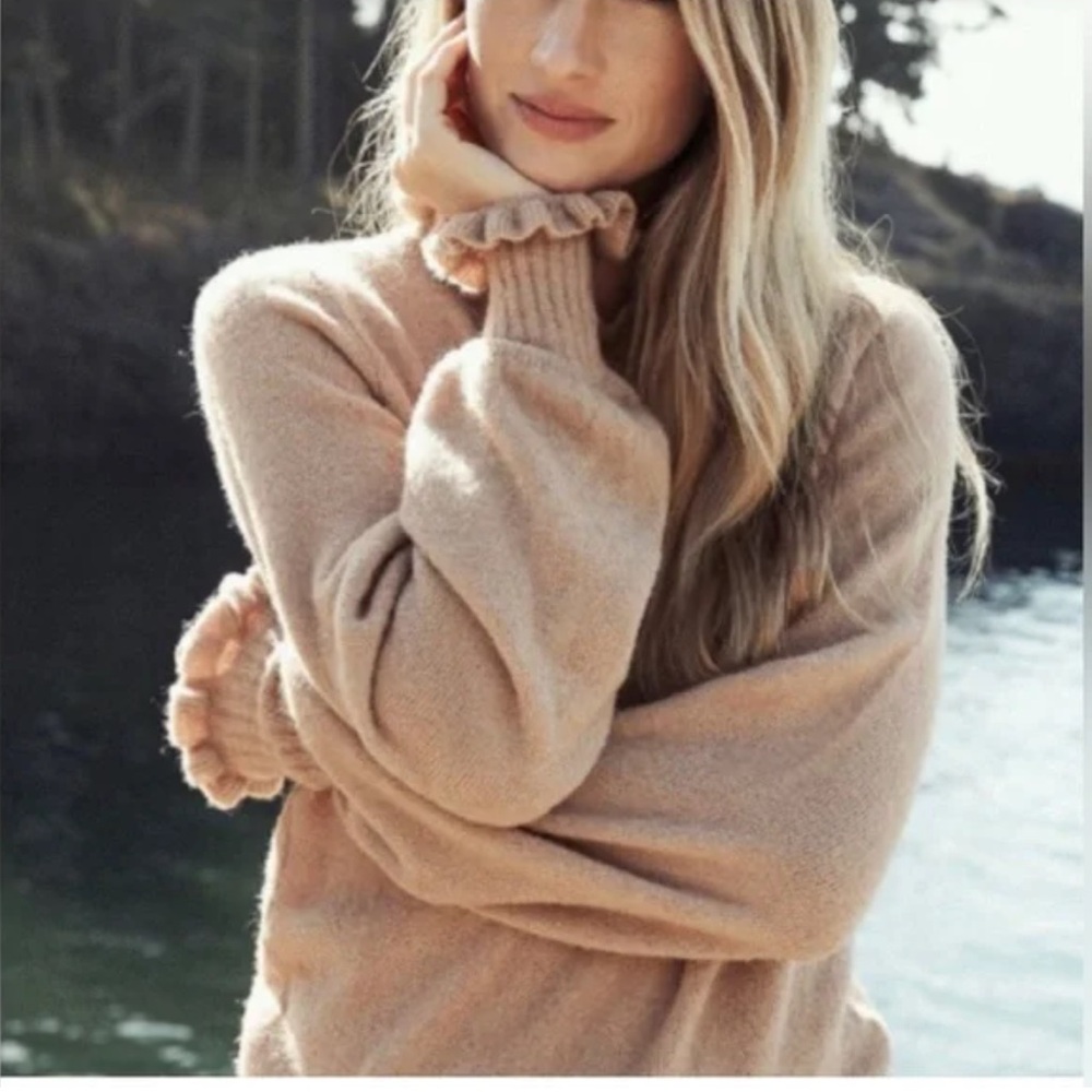 Doen Blush Beige Ruffle-Cuff Cozy Sweater